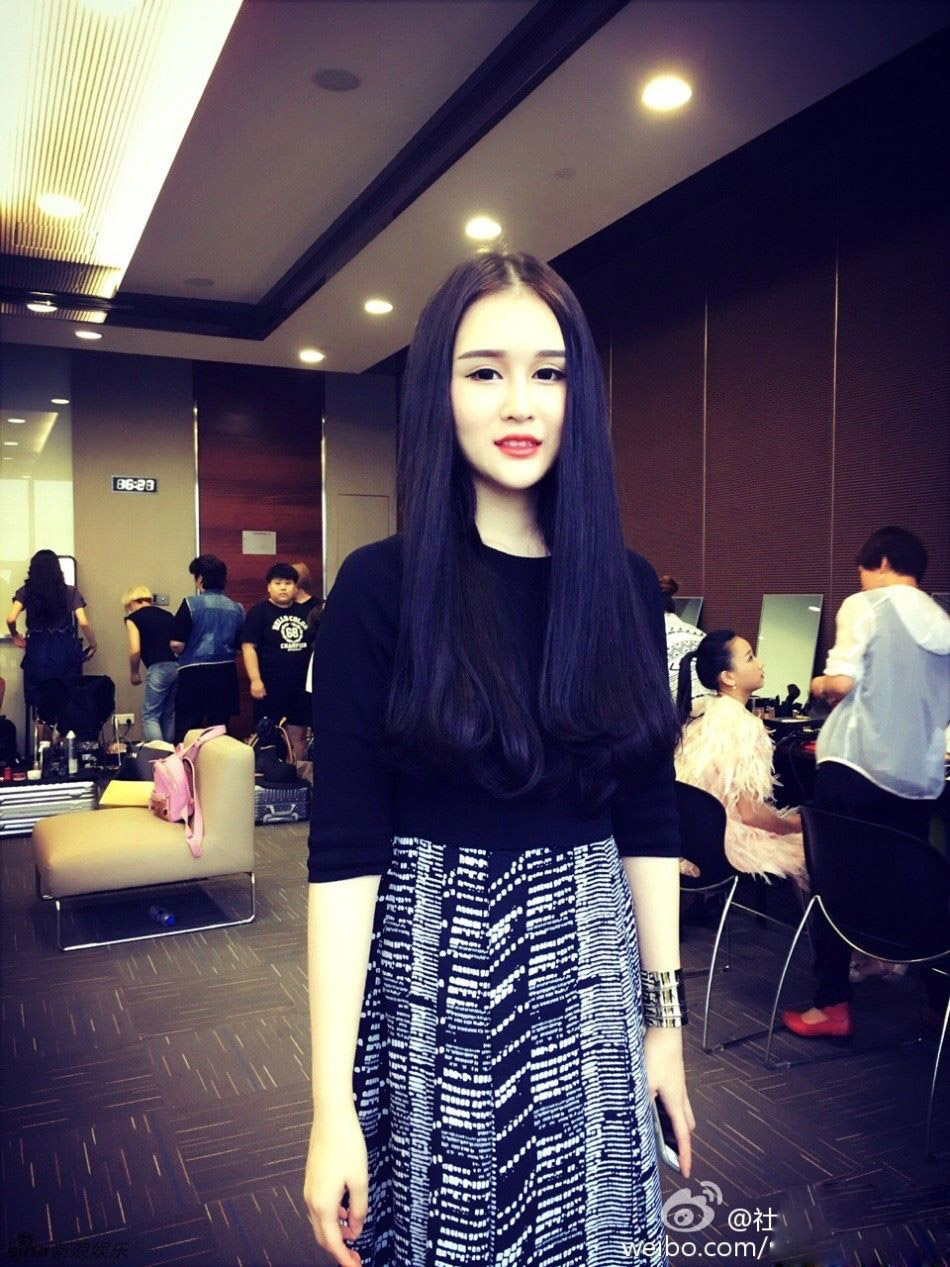 赵本山19岁女儿私照活泼可爱