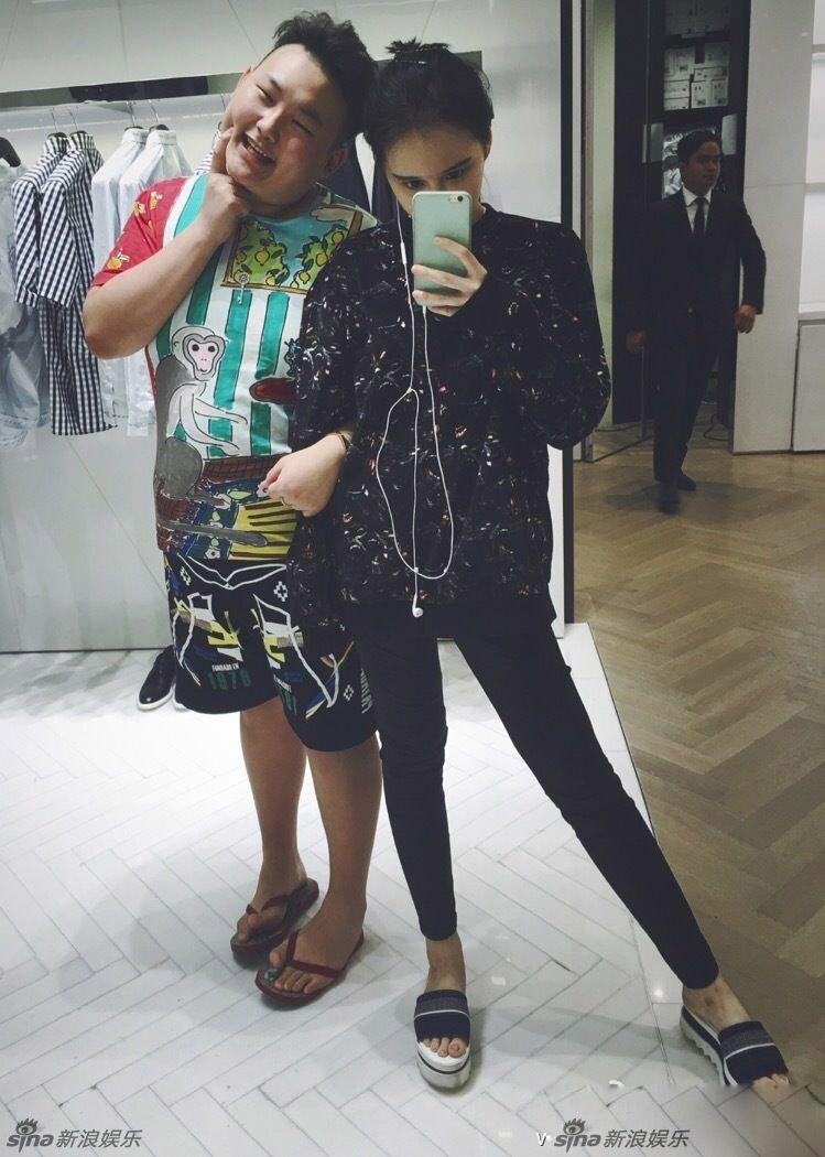 赵本山19岁女儿私照活泼可爱