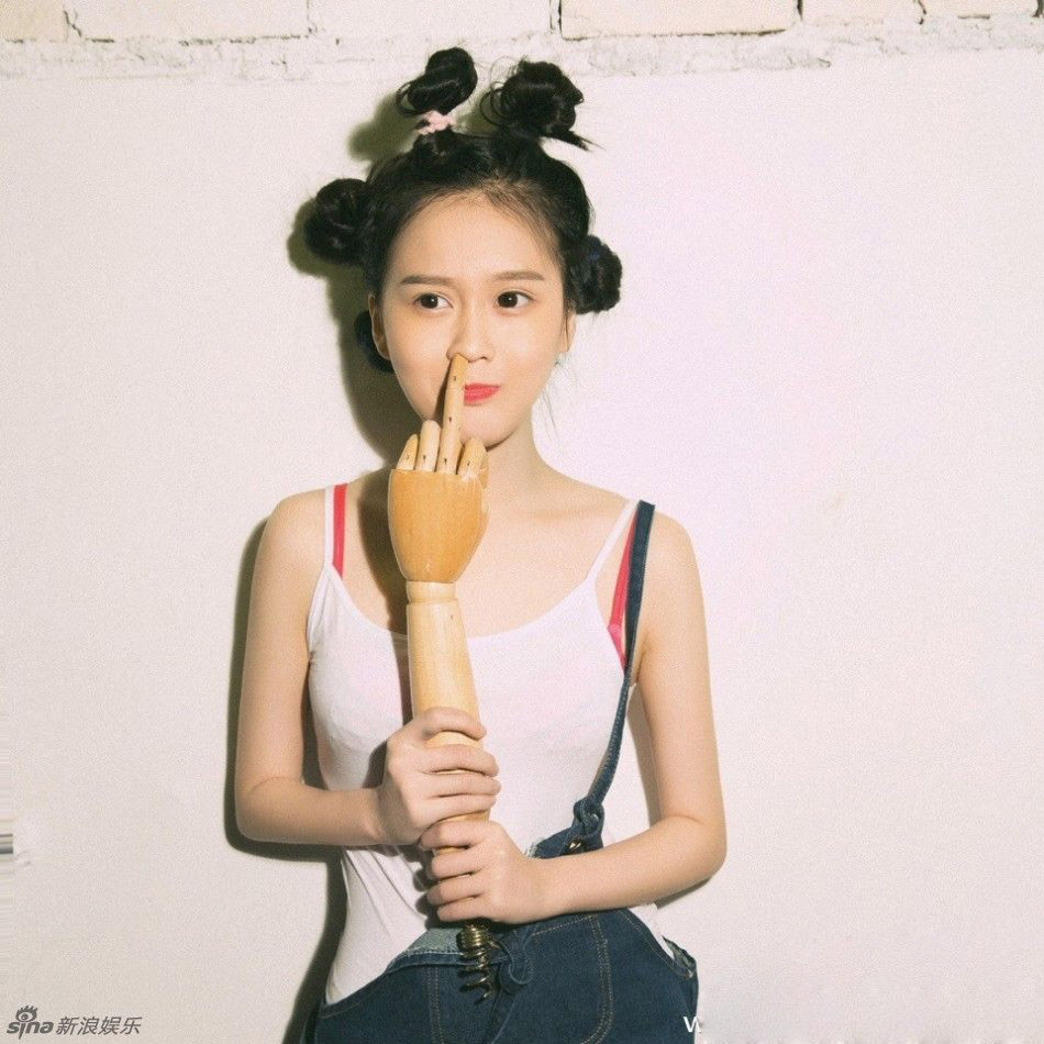 赵本山19岁女儿私照活泼可爱