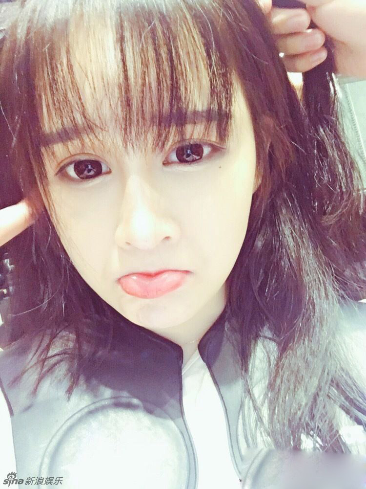 赵本山19岁女儿私照活泼可爱