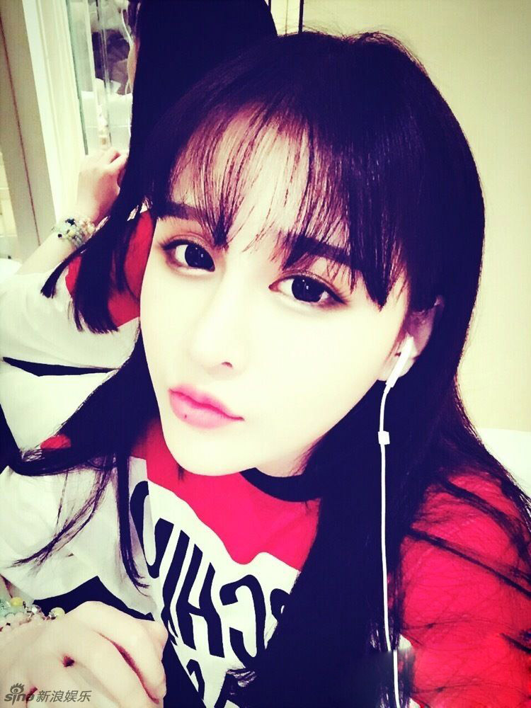 赵本山19岁女儿私照活泼可爱