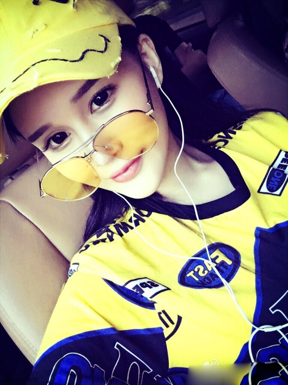 赵本山19岁女儿私照活泼可爱