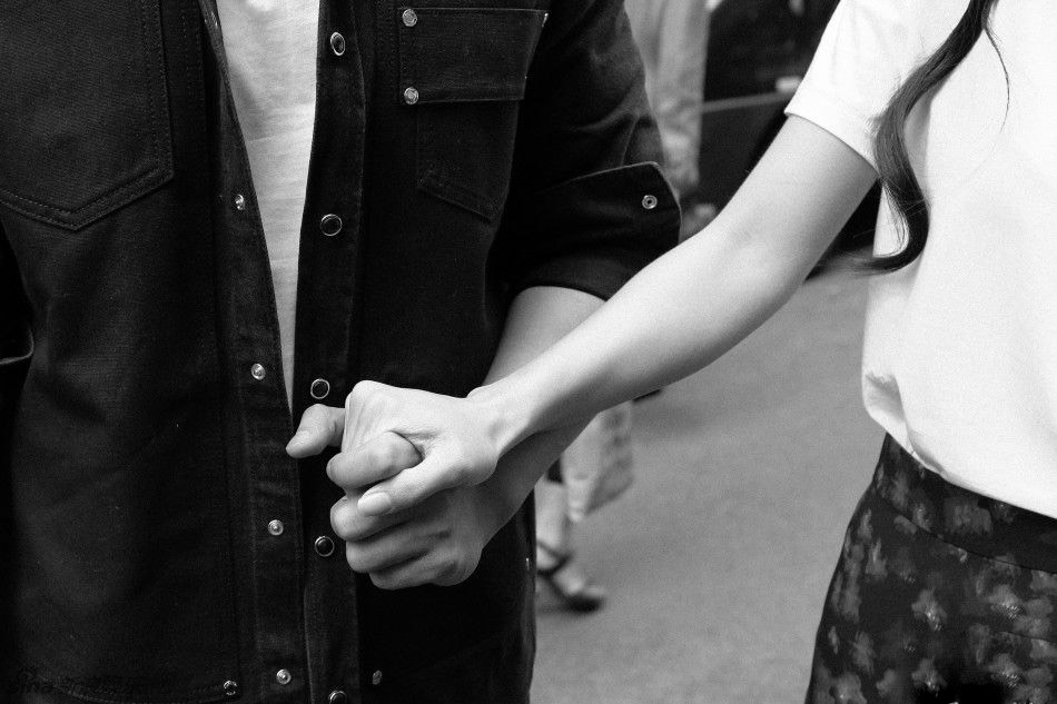 黄晓明baby巴黎秀恩爱 十指紧扣甜死人