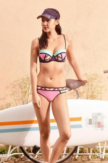 乐基儿着泳装秀身段 肉肉身材也美