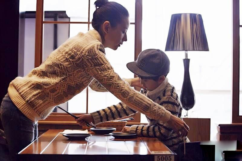 董洁再披婚纱明艳动人 鬼马顶顶惊喜献花