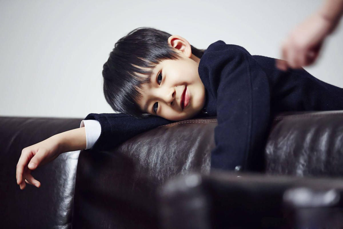 董洁再披婚纱明艳动人 鬼马顶顶惊喜献花