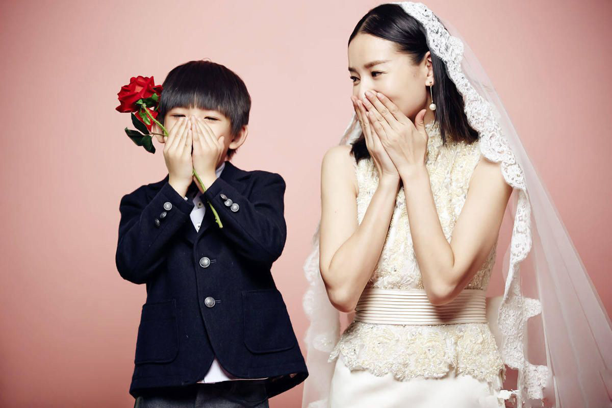 董洁再披婚纱明艳动人 鬼马顶顶惊喜献花