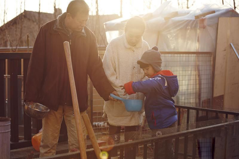 董洁再披婚纱明艳动人 鬼马顶顶惊喜献花