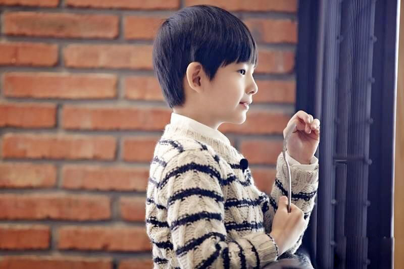 董洁再披婚纱明艳动人 鬼马顶顶惊喜献花