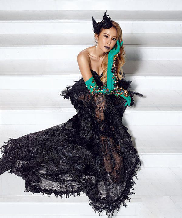 李玟封面大片曝光 穿重工礼服显华贵气质