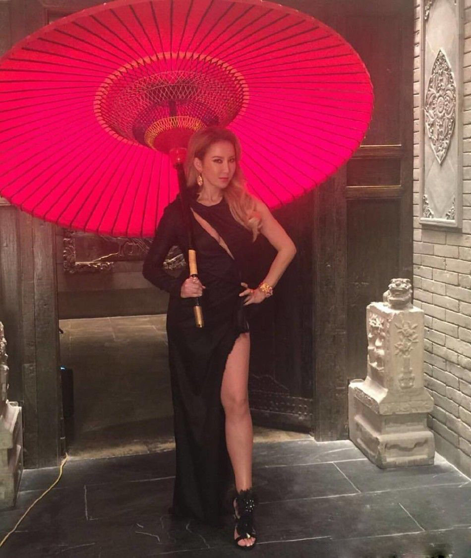 李玟封面大片曝光 穿重工礼服显华贵气质