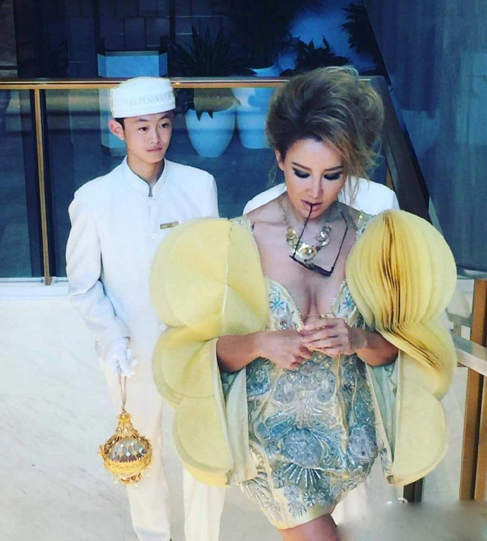 李玟封面大片曝光 穿重工礼服显华贵气质