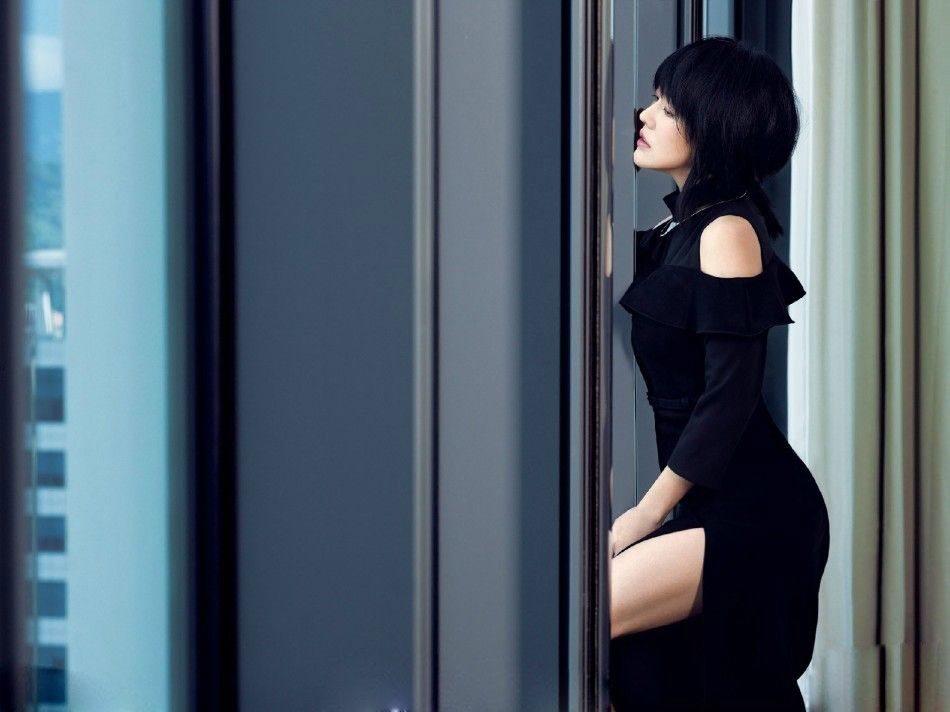 少妇的诱惑！小S拍大片众人服侍帮解扣