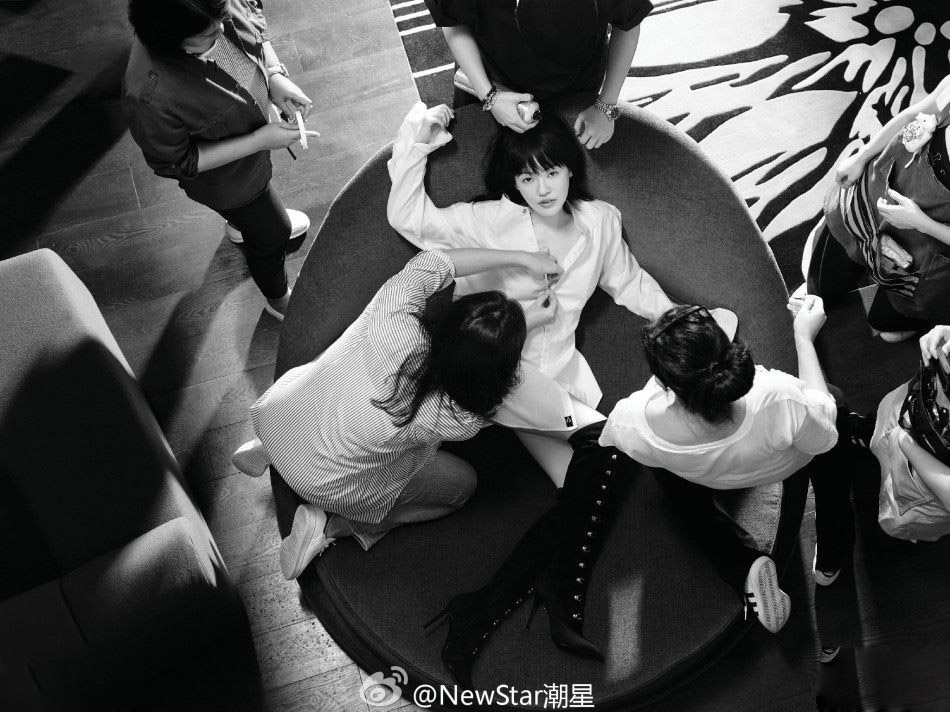 少妇的诱惑！小S拍大片众人服侍帮解扣