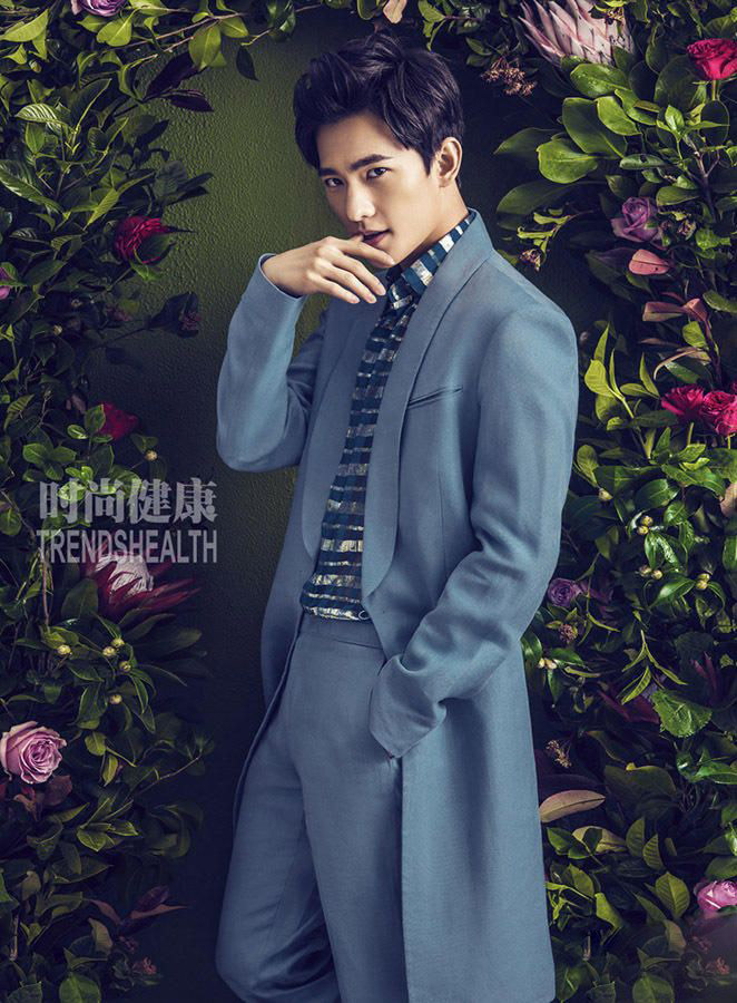 杨洋封面大片 十里鲜花不如微微一笑