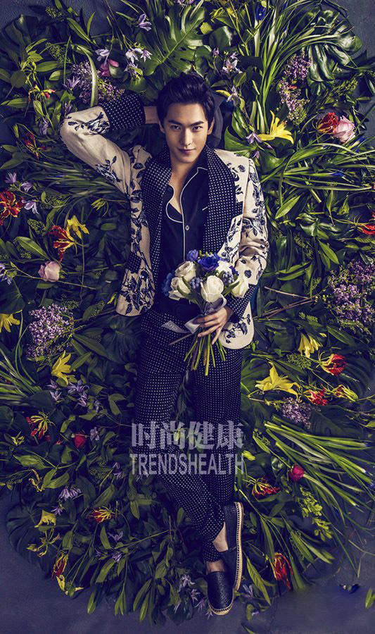 杨洋封面大片 十里鲜花不如微微一笑