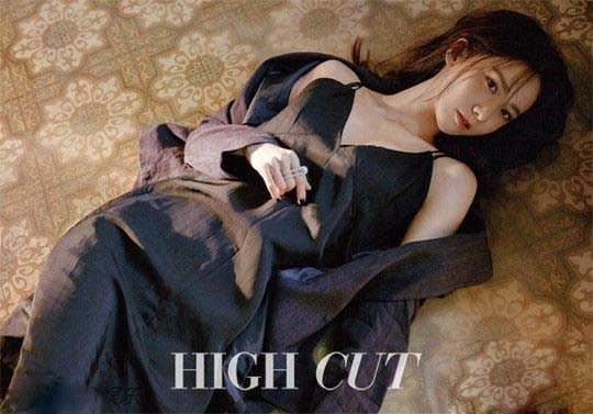 林允儿罕见性感照 薄衫露内衣秀沟