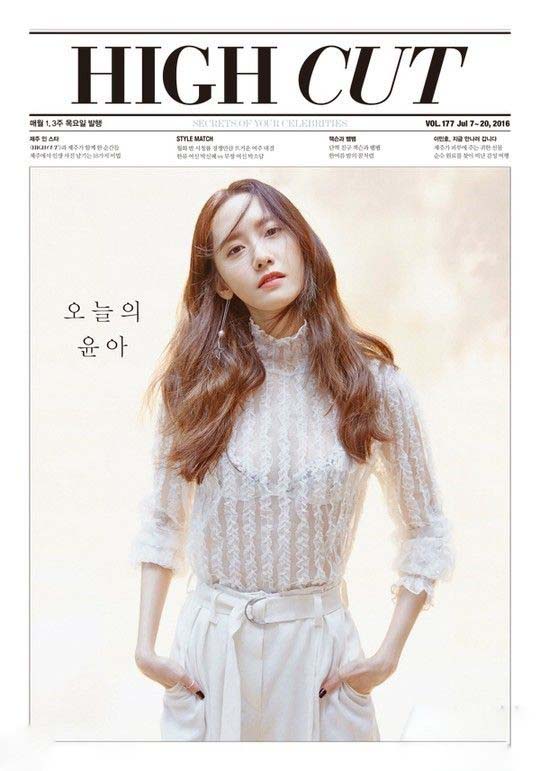 林允儿罕见性感照 薄衫露内衣秀沟