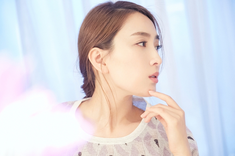 马苏清新写真 手捧鲜花素雅如仙