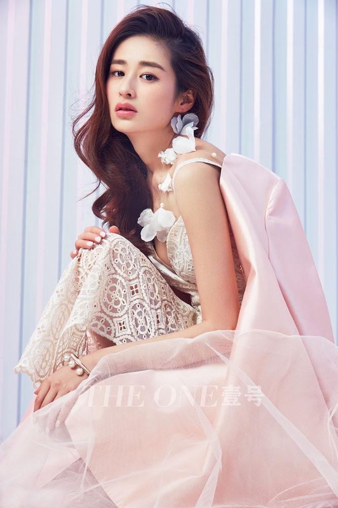 颖儿封面写真 俏皮可爱尽显时尚感