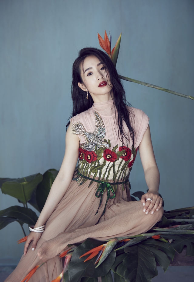 林依晨封面大片 精致面庞尽显成熟知性