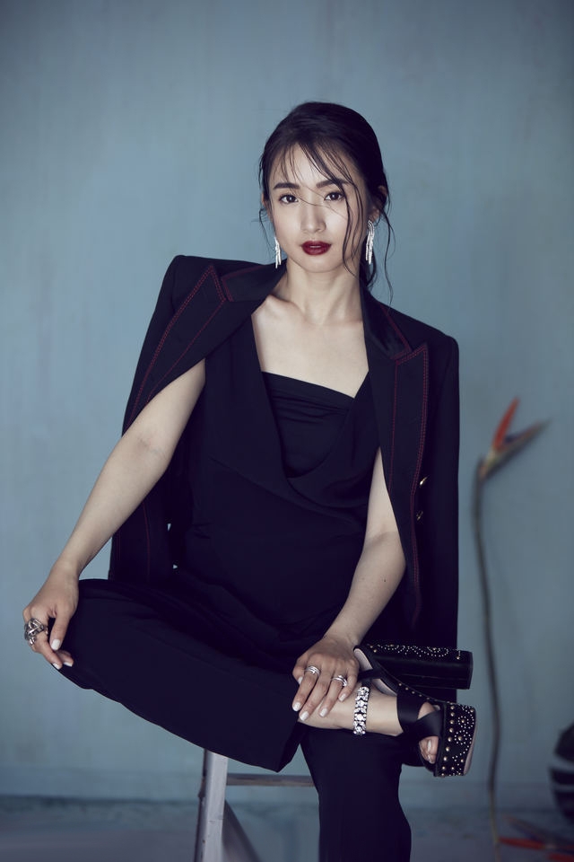 林依晨封面大片 精致面庞尽显成熟知性