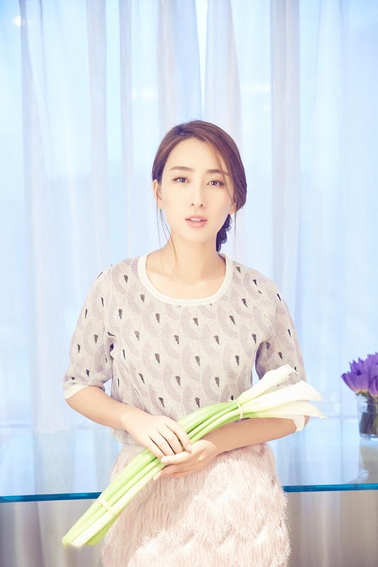 马苏清新写真 手捧鲜花素雅如仙