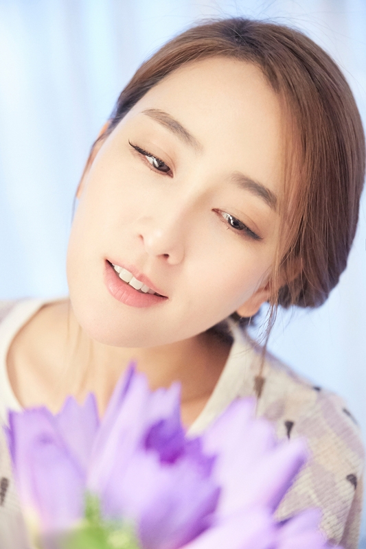 马苏清新写真 手捧鲜花素雅如仙