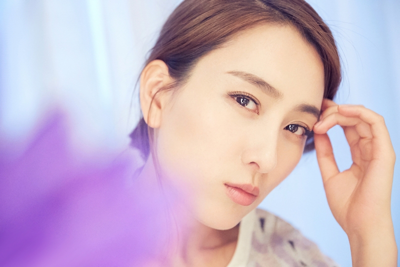 马苏清新写真 手捧鲜花素雅如仙