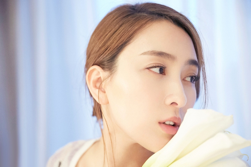 马苏清新写真 手捧鲜花素雅如仙