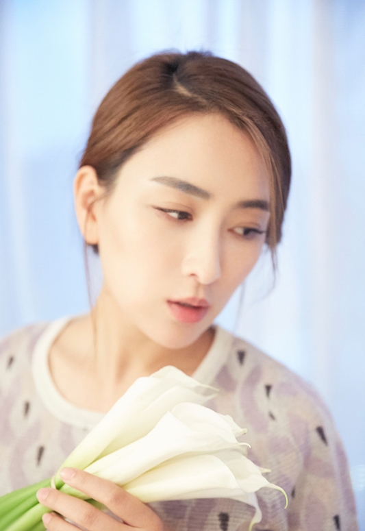 马苏清新写真 手捧鲜花素雅如仙