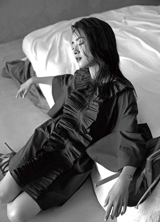 林依晨封面大片 精致面庞尽显成熟知性