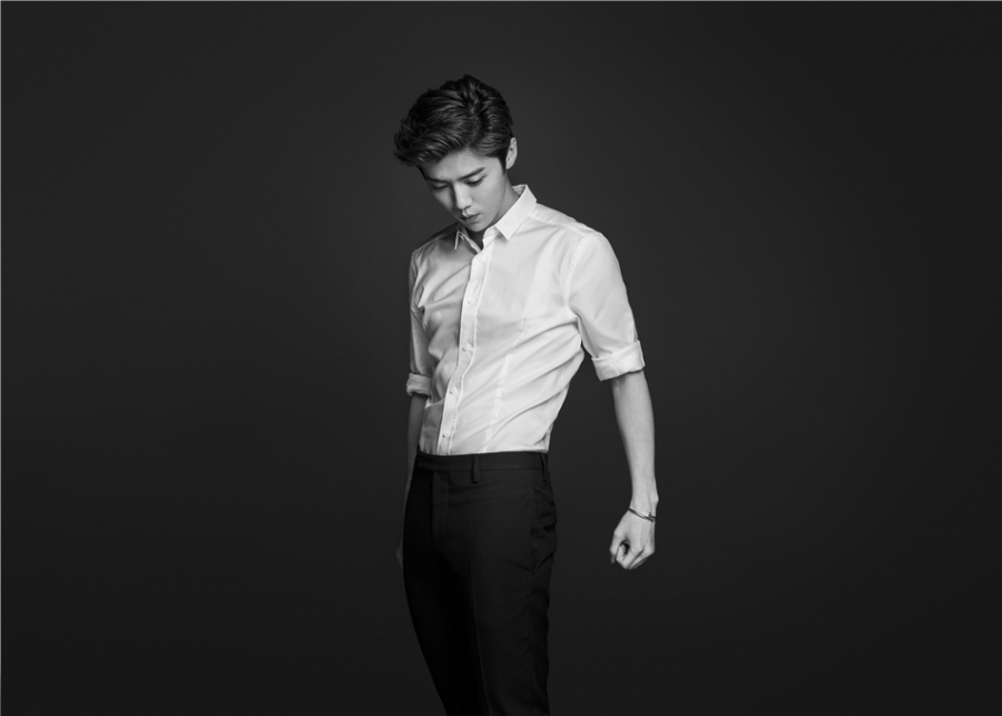 鹿晗冷酷写真 玩转黑白风帅气逼人