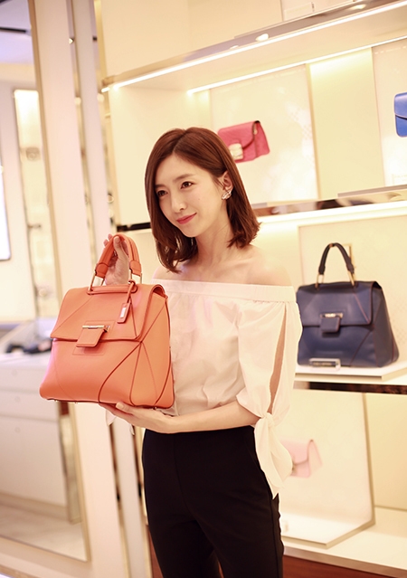 江疏影出席某品牌活动 小露香肩气场全开