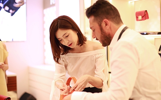 江疏影出席某品牌活动 小露香肩气场全开