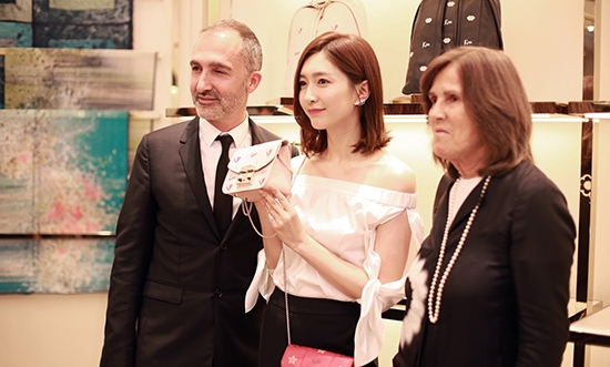 江疏影出席某品牌活动 小露香肩气场全开