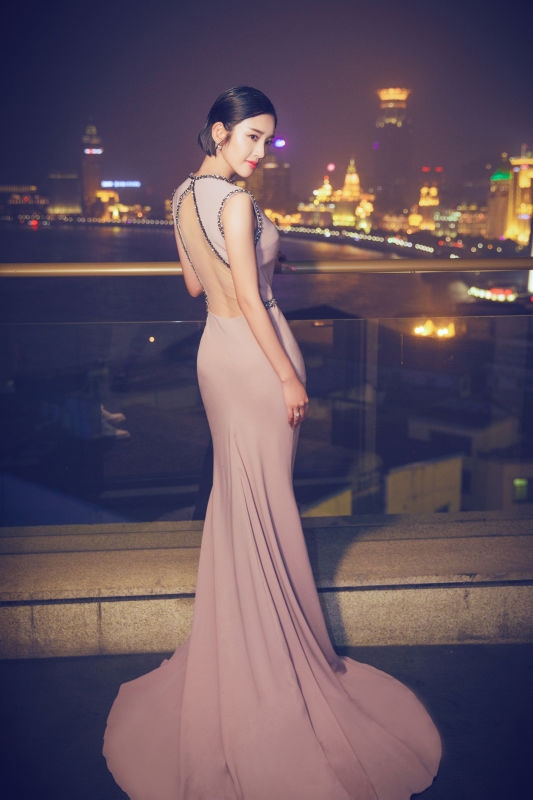 唐艺昕一袭长裙 亮相上海国际电影节