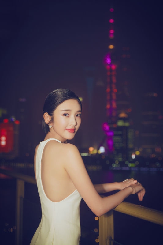 唐艺昕一袭长裙 亮相上海国际电影节