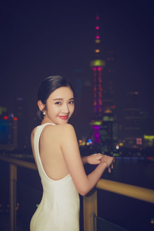 唐艺昕一袭长裙 亮相上海国际电影节