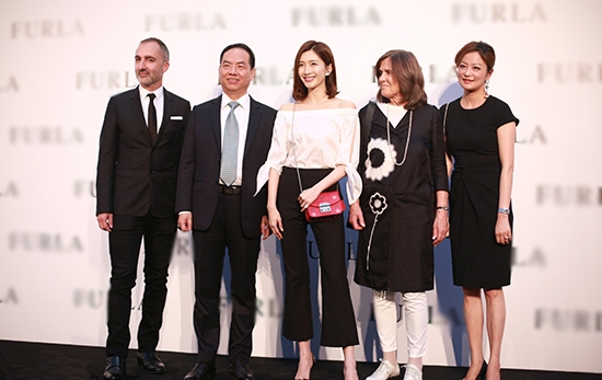 江疏影出席某品牌活动 小露香肩气场全开