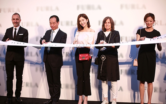 江疏影出席某品牌活动 小露香肩气场全开