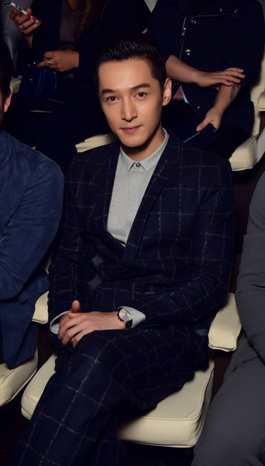 胡歌亮相米兰时装周 风度翩翩帅气逼人