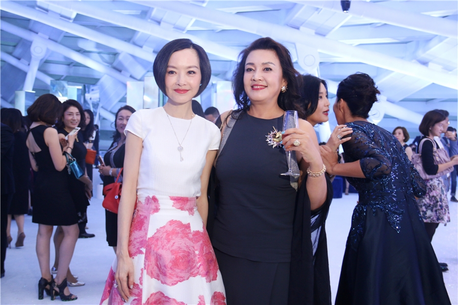 陈鲁豫白衣花裙出席某品牌活动