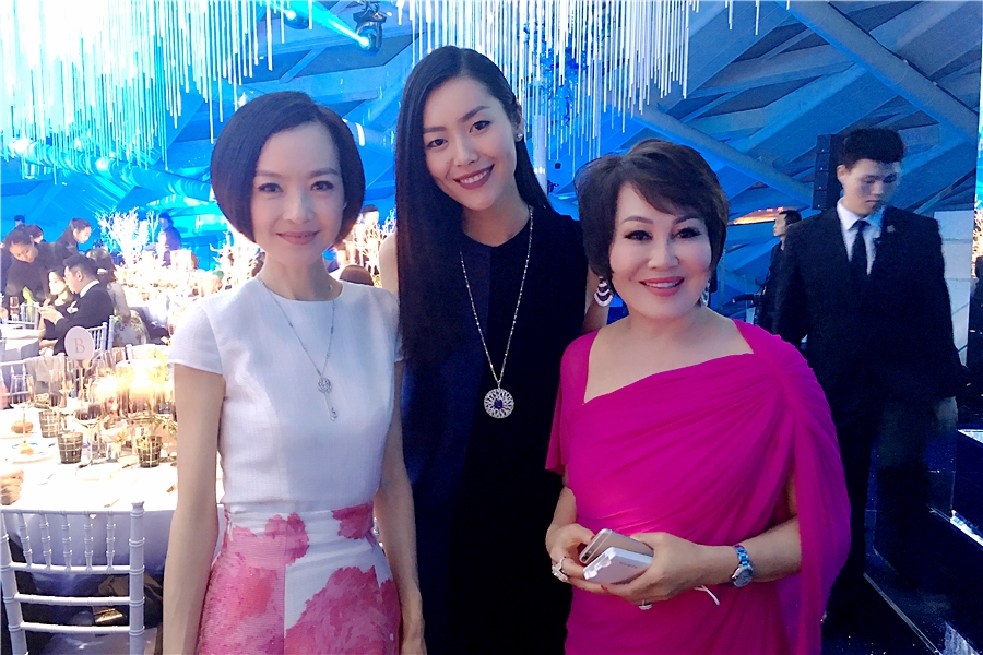 陈鲁豫白衣花裙出席某品牌活动