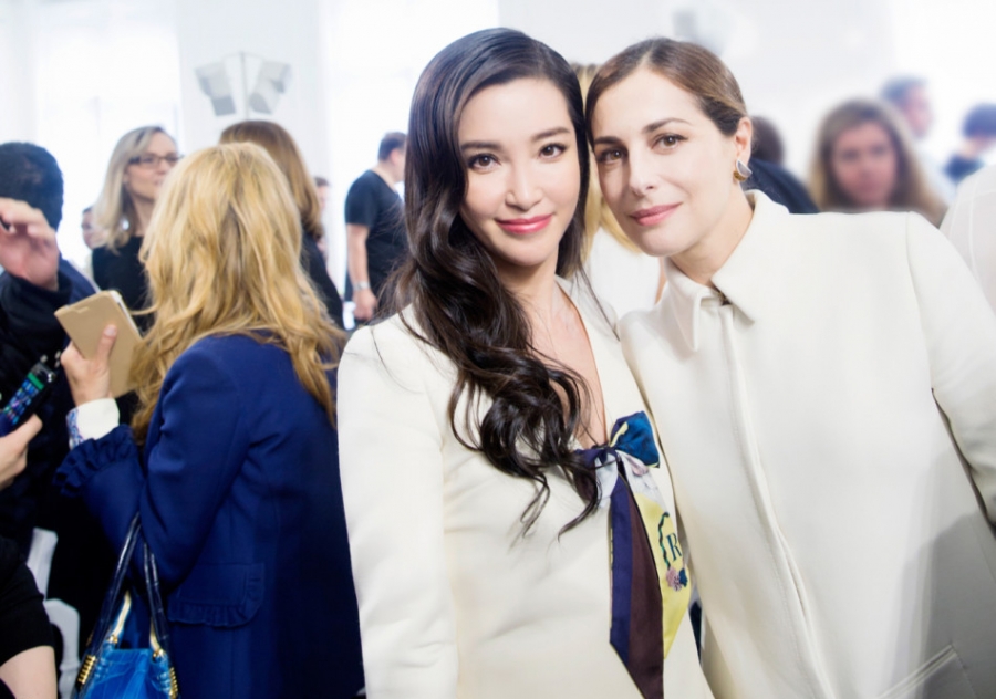 李冰冰亮相巴黎 深V造型气场十足