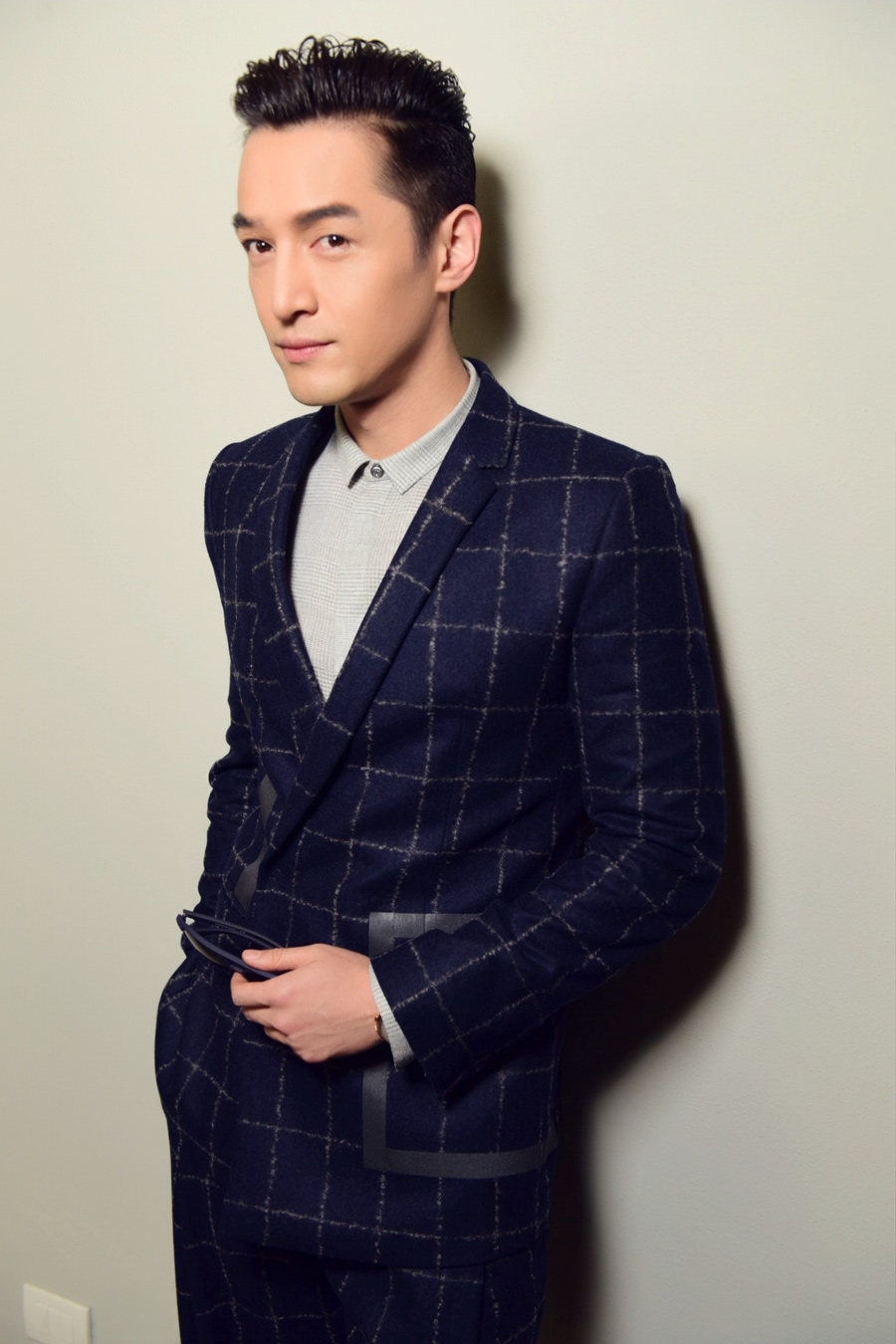 胡歌亮相米兰时装周 风度翩翩帅气逼人