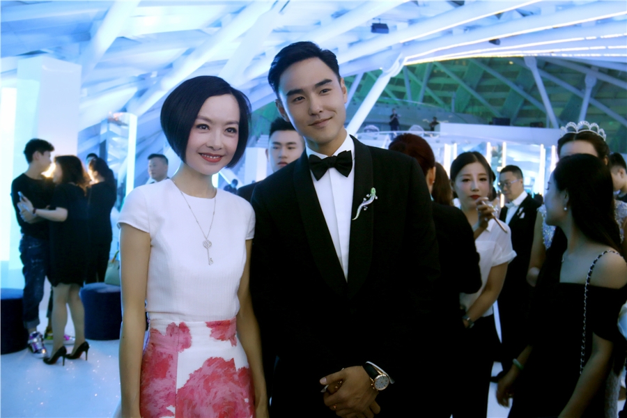 陈鲁豫白衣花裙出席某品牌活动