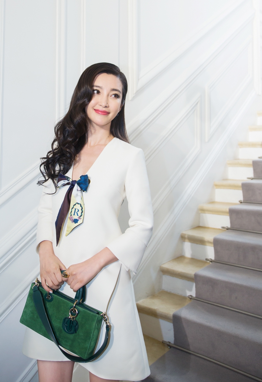 李冰冰亮相巴黎 深V造型气场十足