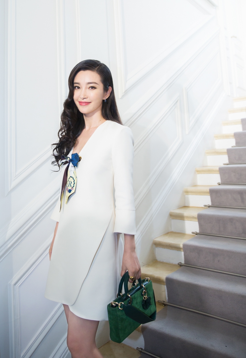 李冰冰亮相巴黎 深V造型气场十足