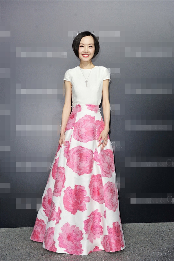 陈鲁豫白衣花裙出席某品牌活动